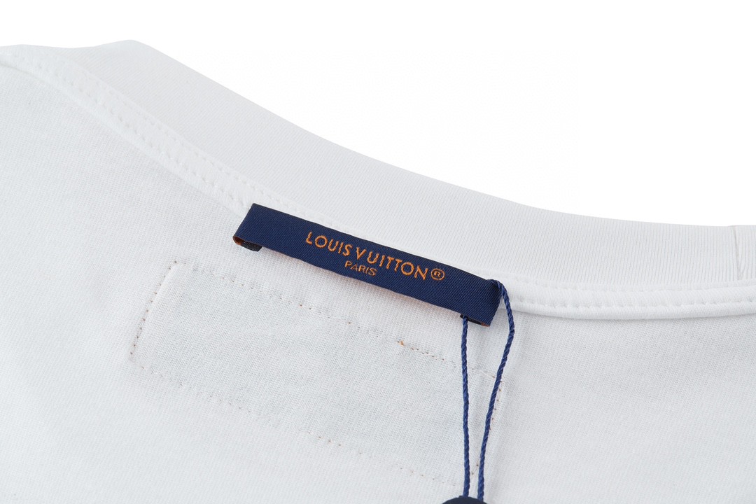 LOUIS VUITTON 路易威登 浮雕字母logo压花 套头 圆领 短袖 T 恤 上衣 夏款 白色 1AA5E0