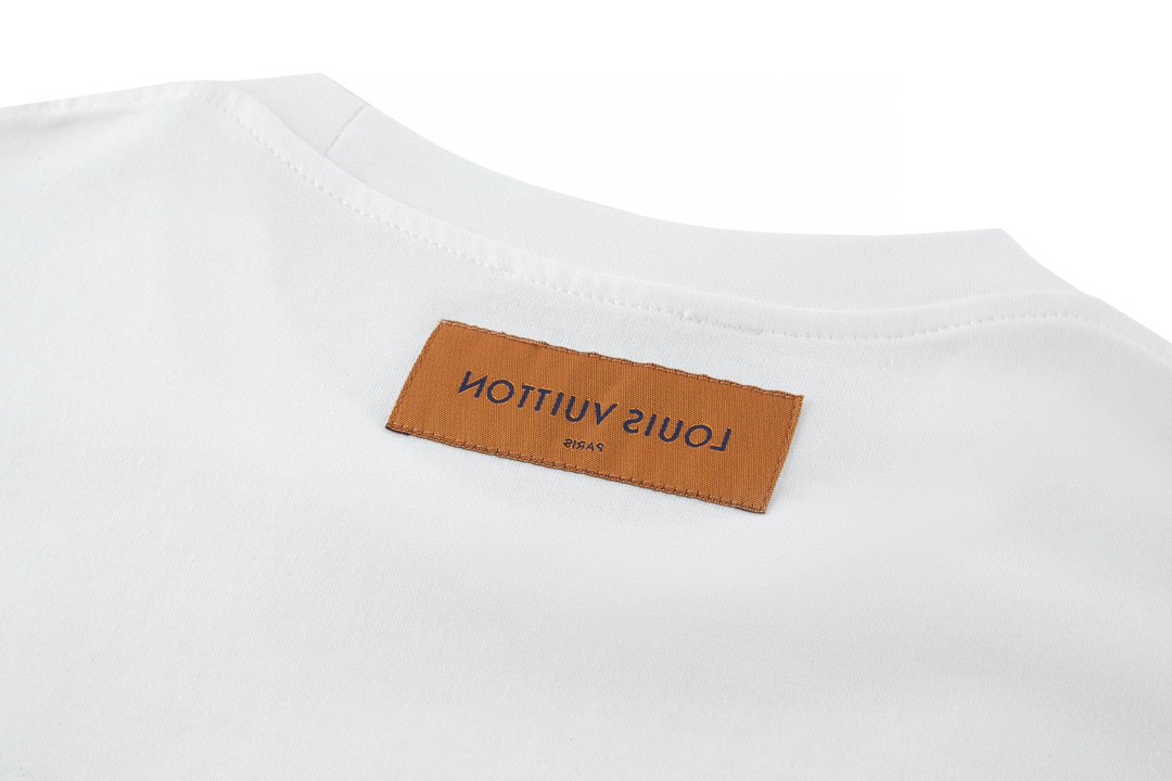 LOUIS VUITTON 路易威登 浮雕字母logo压花 套头 圆领 短袖 T 恤 上衣 夏款 白色 1AA5E0