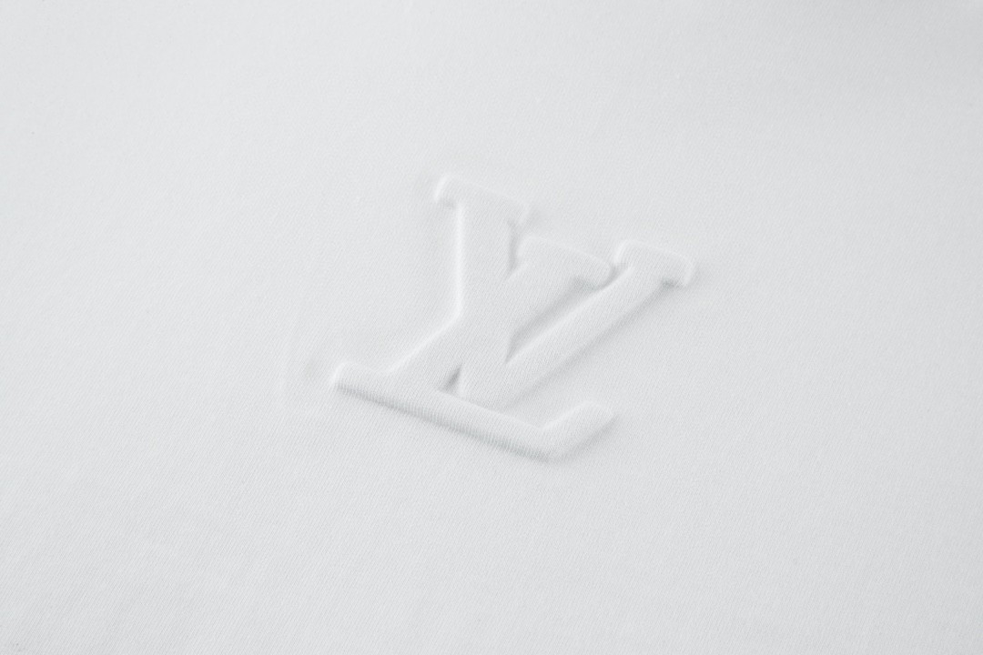 LOUIS VUITTON 路易威登 浮雕字母logo压花 套头 圆领 短袖 T 恤 上衣 夏款 白色 1AA5E0