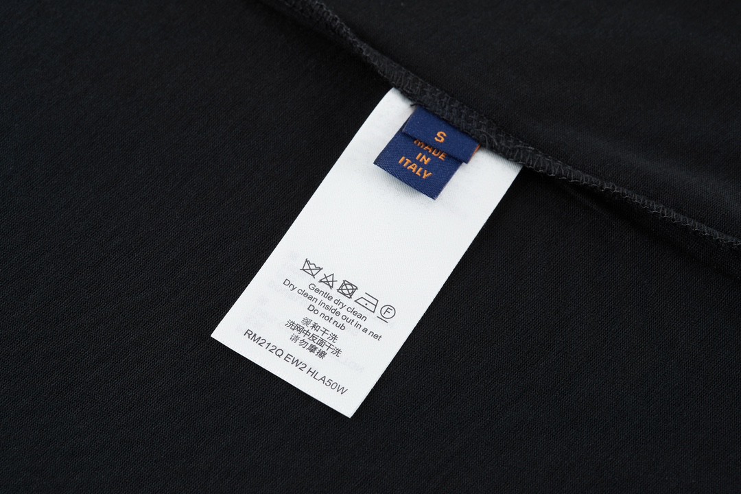 LOUIS VUITTON 路易威登 浮雕字母logo压花 套头 圆领 短袖 T 恤 上衣 夏款 黑色 1A96WN