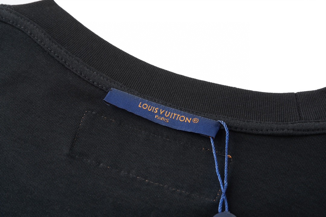 LOUIS VUITTON 路易威登 浮雕字母logo压花 套头 圆领 短袖 T 恤 上衣 夏款 黑色 1A96WN