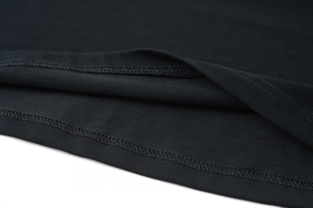 LOUIS VUITTON 路易威登 浮雕字母logo压花 套头 圆领 短袖 T 恤 上衣 夏款 黑色 1A96WN