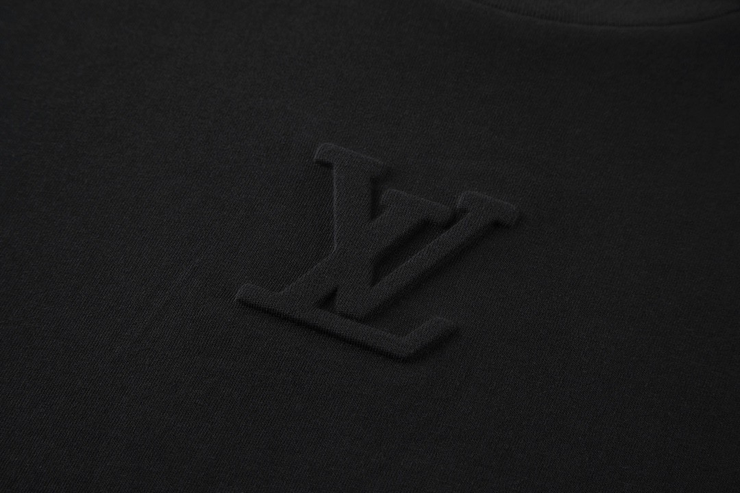 LOUIS VUITTON 路易威登 浮雕字母logo压花 套头 圆领 短袖 T 恤 上衣 夏款 黑色 1A96WN