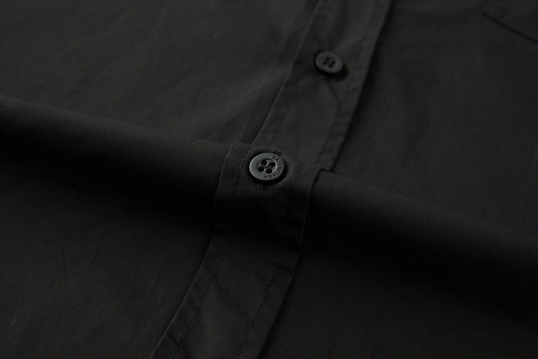 Balenciaga 巴黎世家 后背模糊字母logo印花短袖衬衫 夏季 黑色 790732TNM601000