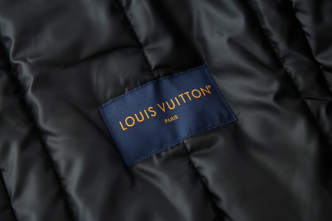 LOUIS VUITTON 路易威登 SS24 菲董联名系列 条纹字母刺绣水钻夹克 外套 棒球服 棉服 黑色 1AFHWP