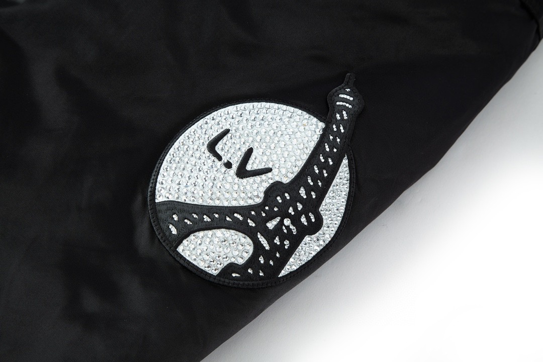 LOUIS VUITTON 路易威登 SS24 菲董联名系列 条纹字母刺绣水钻夹克 外套 棒球服 棉服 黑色 1AFHWP