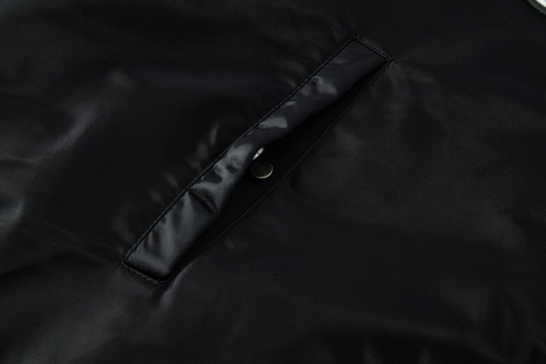 LOUIS VUITTON 路易威登 SS24 菲董联名系列 条纹字母刺绣水钻夹克 外套 棒球服 棉服 黑色 1AFHWP