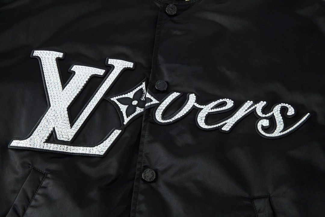 LOUIS VUITTON 路易威登 SS24 菲董联名系列 条纹字母刺绣水钻夹克 外套 棒球服 棉服 黑色 1AFHWP