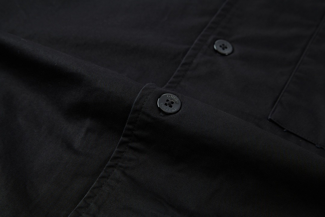 LOUIS VUITTON 路易威登 巴黎铁塔刺绣图案衬衫 短袖 上衣 夏款 黑色 1AFJHR