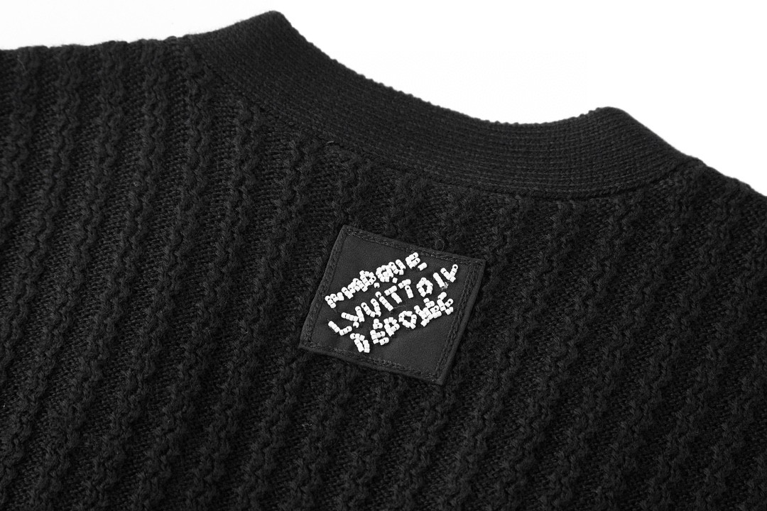 LOUIS VUITTON 路易威登 SS24 菲董联名系列纯色V领珍珠扣马甲 针织衫 背心 黑色 1AFIVD