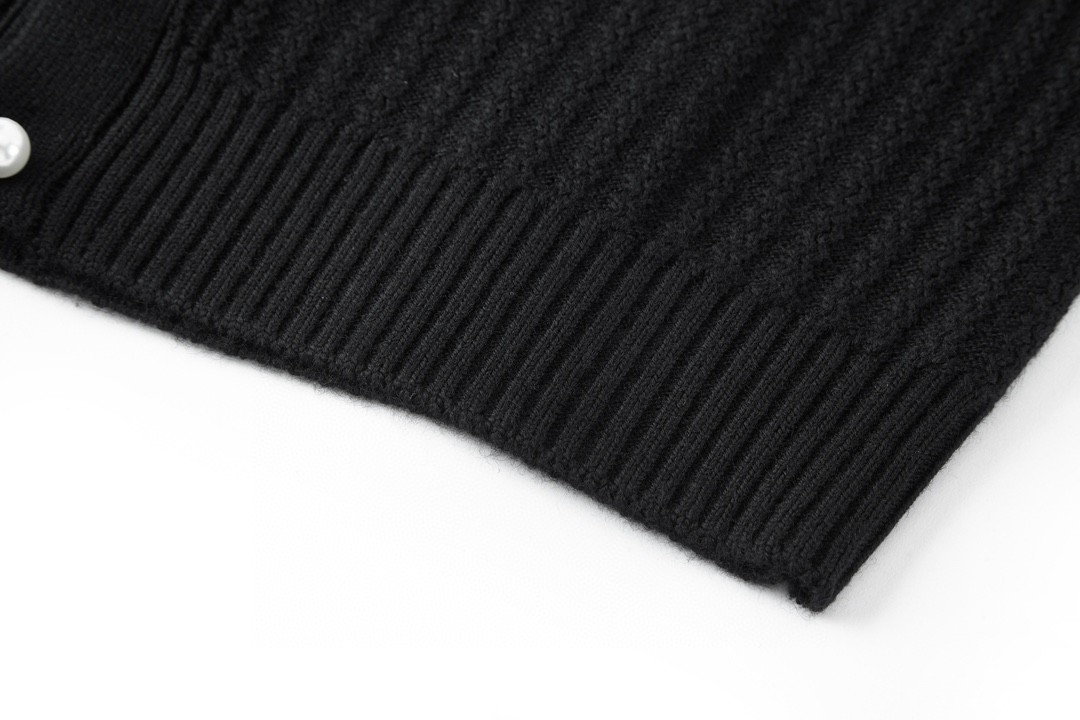 LOUIS VUITTON 路易威登 SS24 菲董联名系列纯色V领珍珠扣马甲 针织衫 背心 黑色 1AFIVD