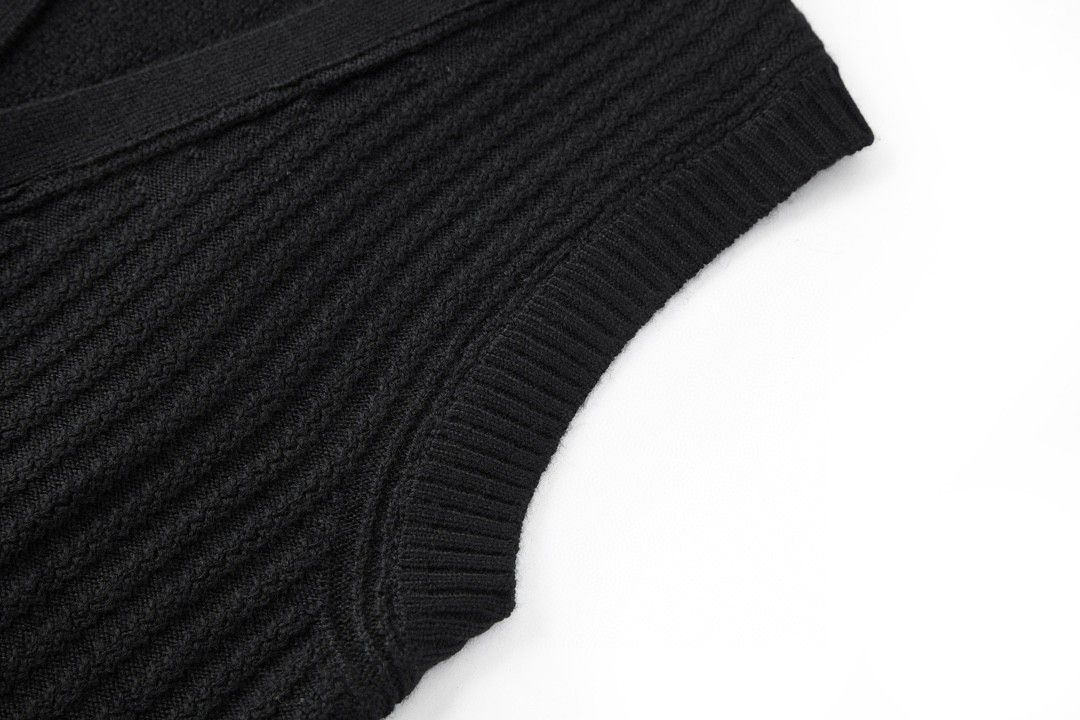 LOUIS VUITTON 路易威登 SS24 菲董联名系列纯色V领珍珠扣马甲 针织衫 背心 黑色 1AFIVD