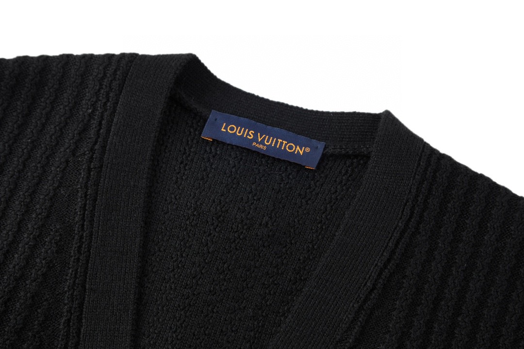 LOUIS VUITTON 路易威登 SS24 菲董联名系列纯色V领珍珠扣马甲 针织衫 背心 黑色 1AFIVD