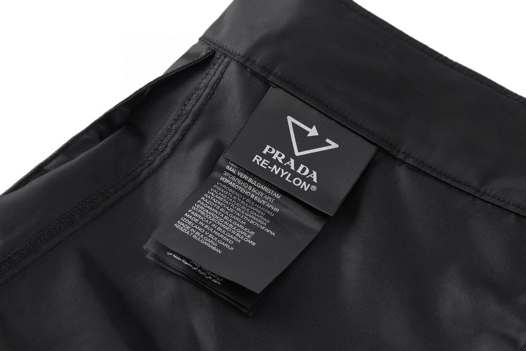PRADA 普拉达 纯色大口袋拉链工装裤 裤子 短裤 黑色 