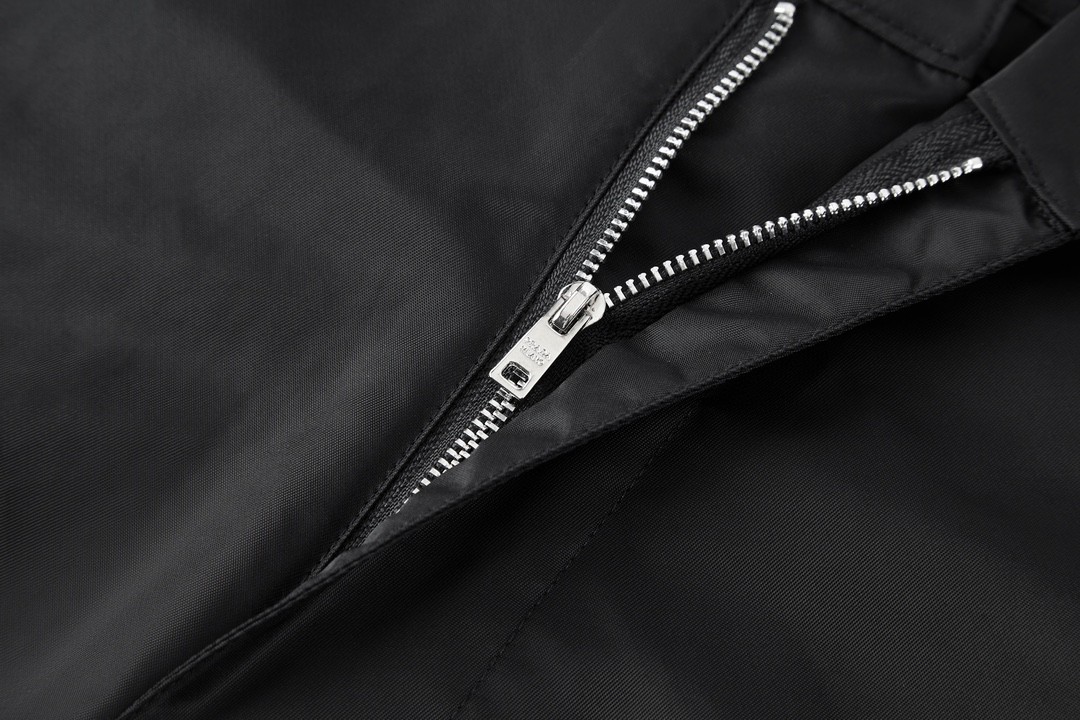 PRADA 普拉达 纯色大口袋拉链工装裤 裤子 短裤 黑色 