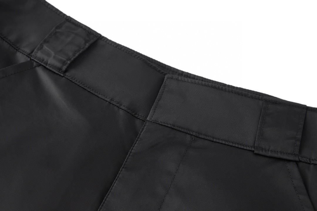 PRADA 普拉达 纯色大口袋拉链工装裤 裤子 短裤 黑色 