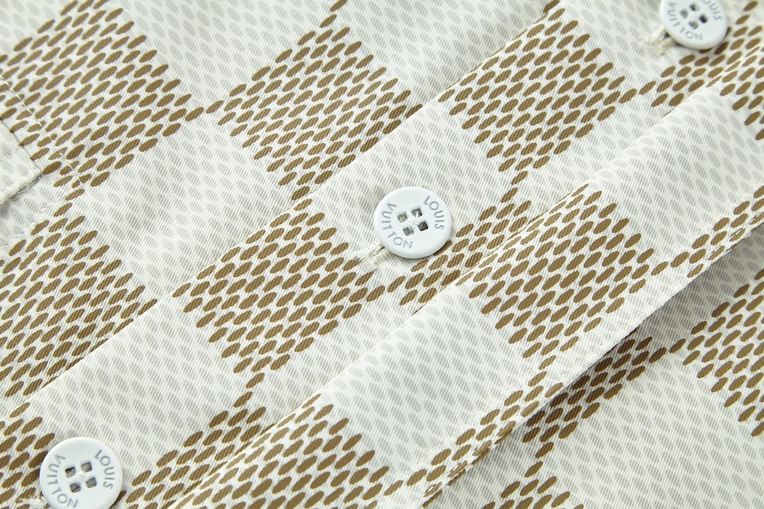 LOUIS VUITTON 路易威登 SS24 棋盘格翻领系扣翻袋工装夹克 外套 象牙白色 1AFJBM