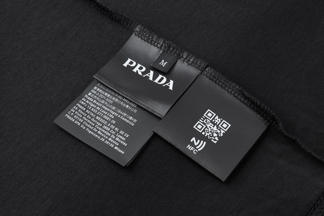 PRADA 普拉达 纯色领口小字母logo短袖 圆领 T恤 黑色