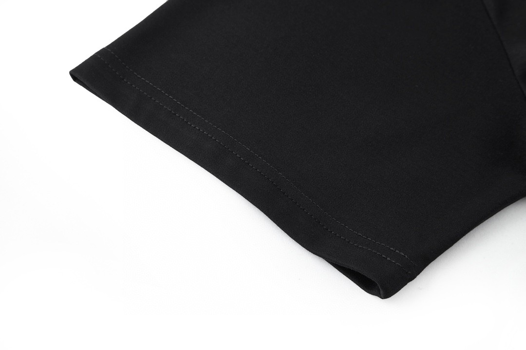 PRADA 普拉达 纯色领口小字母logo短袖 圆领 T恤 黑色