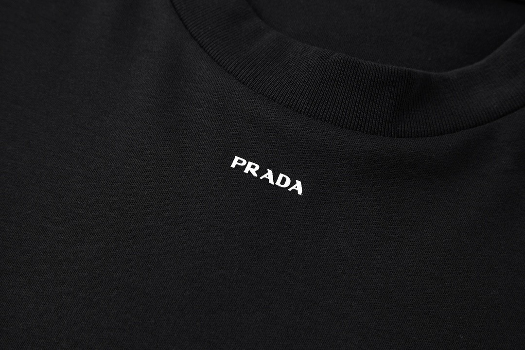 PRADA 普拉达 纯色领口小字母logo短袖 圆领 T恤 黑色