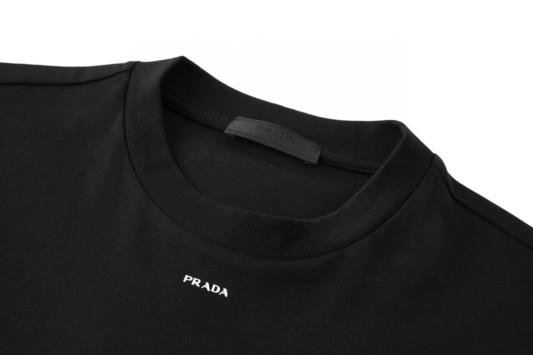 PRADA 普拉达 纯色领口小字母logo短袖 圆领 T恤 黑色