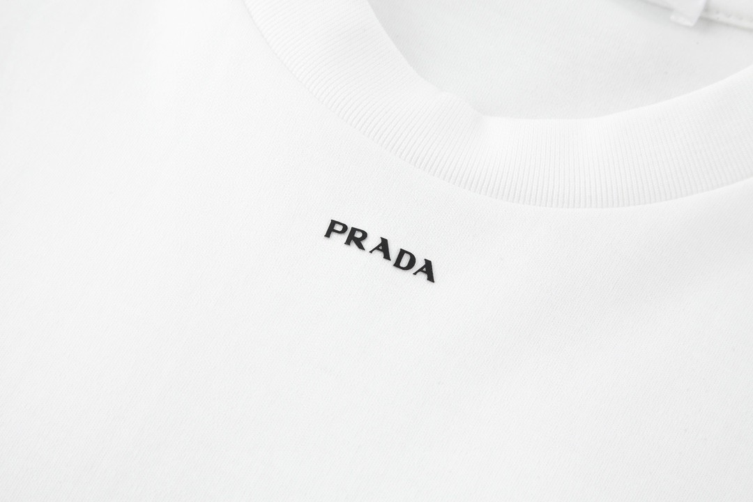 PRADA 普拉达 纯色领口小字母logo短袖 圆领 T恤 白色 
