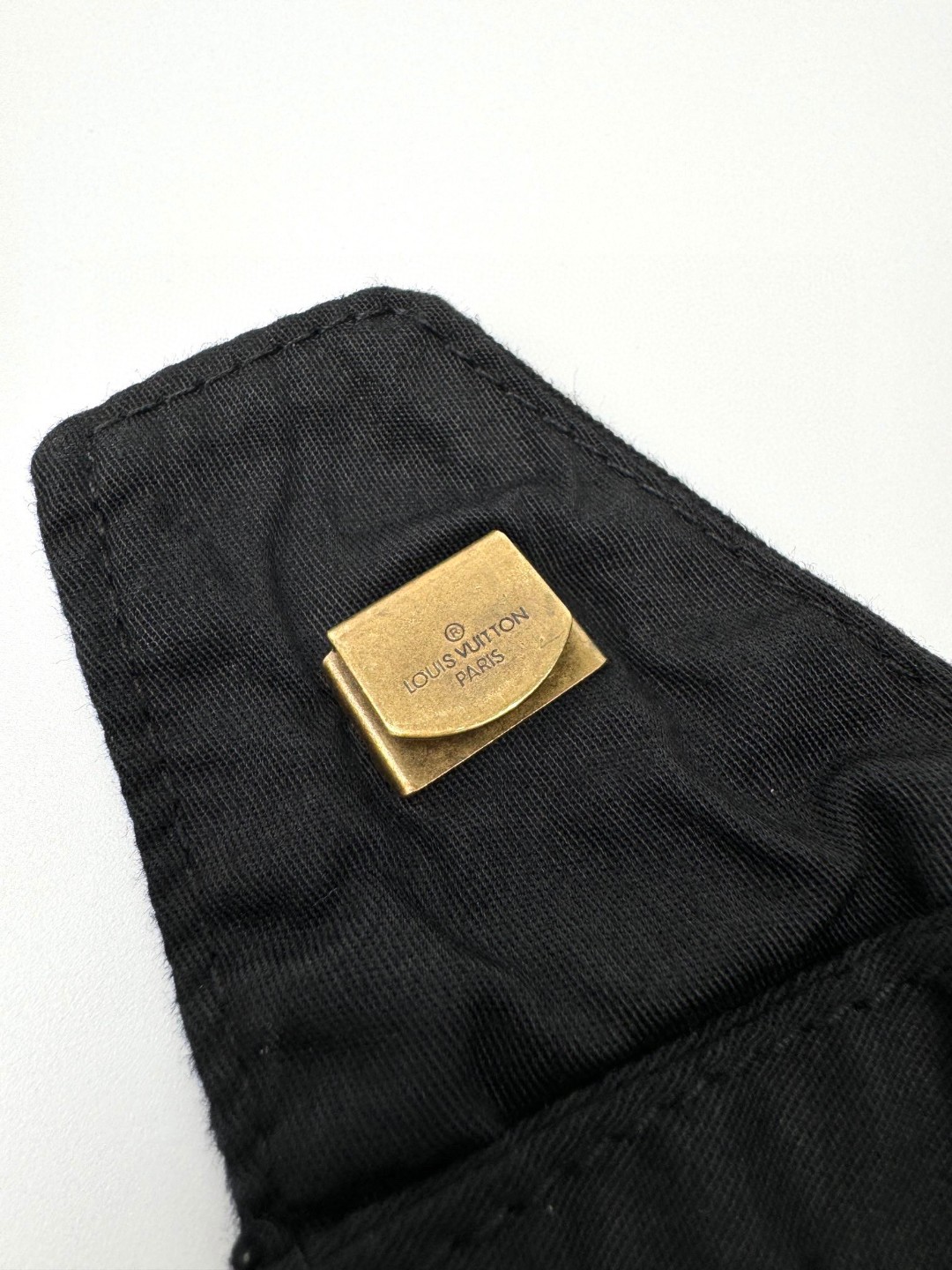 LOUIS VUITTON 路易威登 SS24 菲董联名系列 纯色Logo字母饰钉口袋工装裤 短裤 五分裤 裤子 休闲裤 黑色 1AFJ54