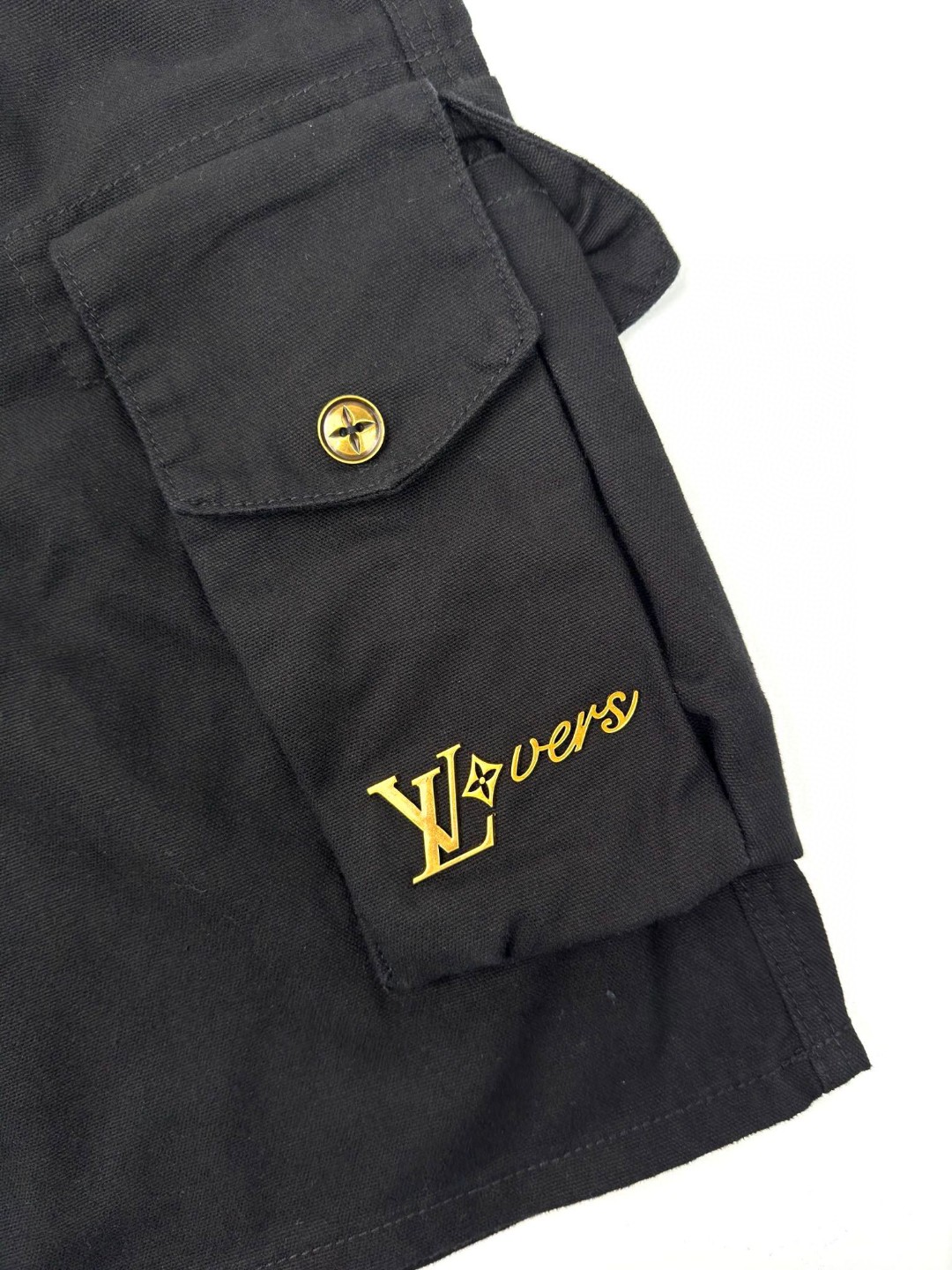 LOUIS VUITTON 路易威登 SS24 菲董联名系列 纯色Logo字母饰钉口袋工装裤 短裤 五分裤 裤子 休闲裤 黑色 1AFJ54