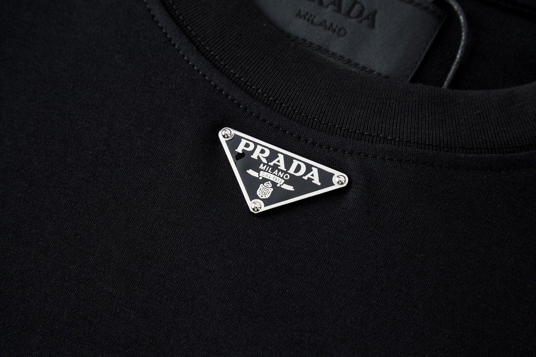 PRADA 普拉达 纯色领口logo徽标 T恤 长袖 黑色 