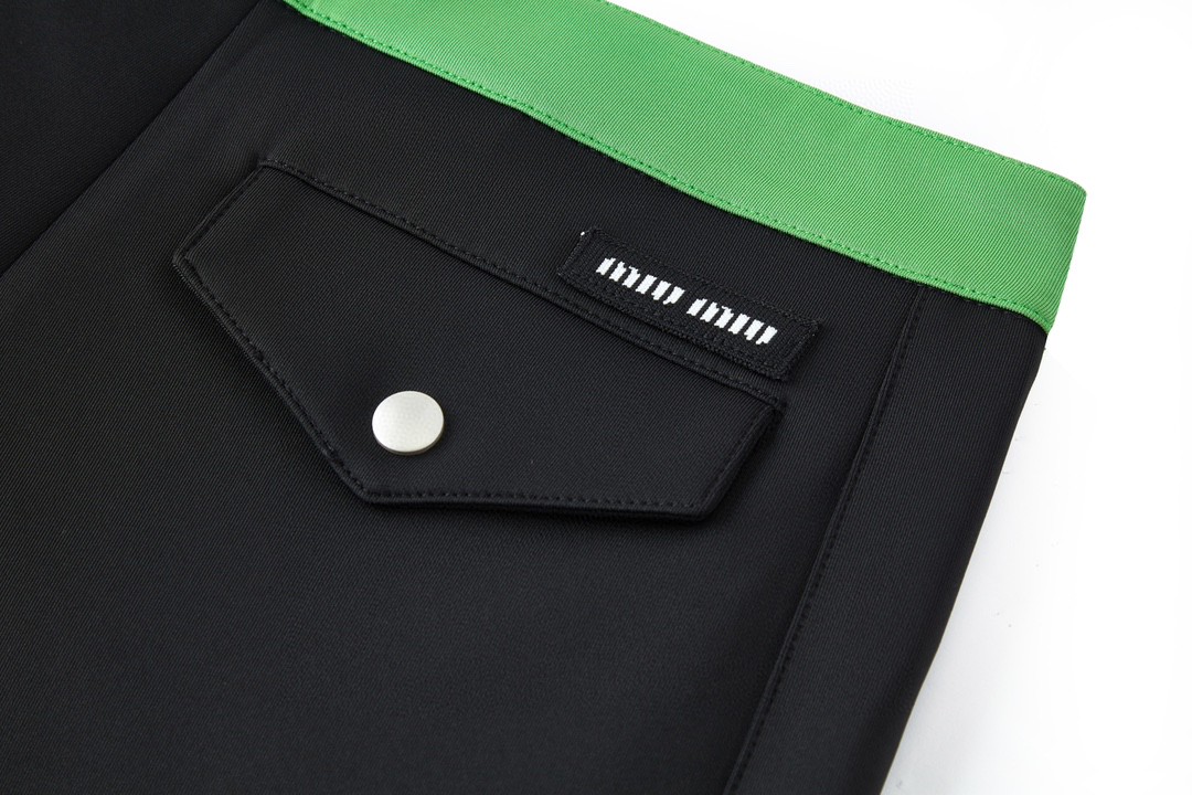 MIU MIU 拼色抽绳拉链短裤 裤子 休闲裤 五分裤 黑色