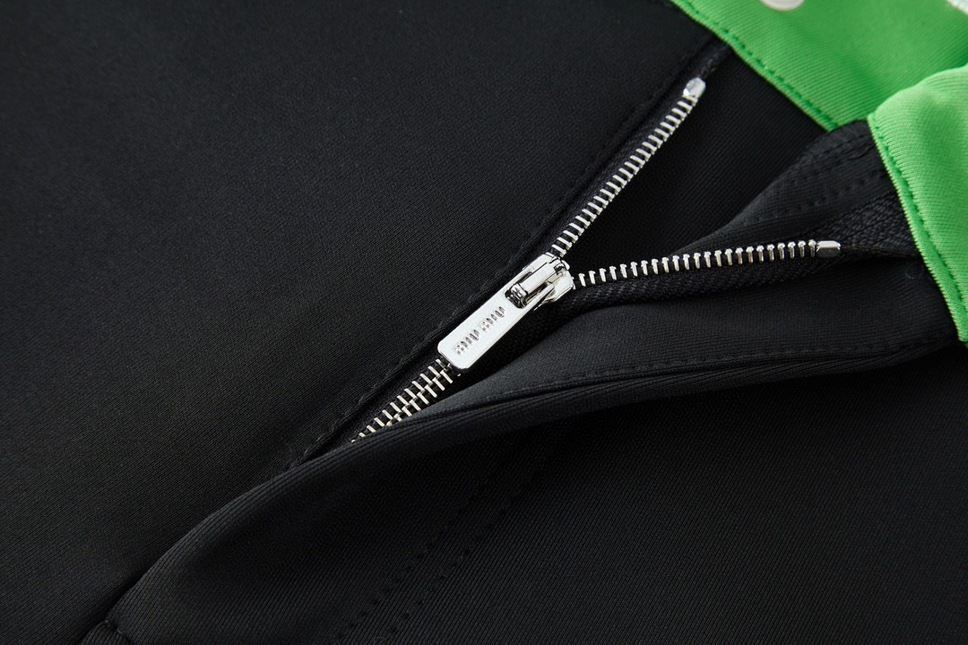 MIU MIU 拼色抽绳拉链短裤 裤子 休闲裤 五分裤 黑色