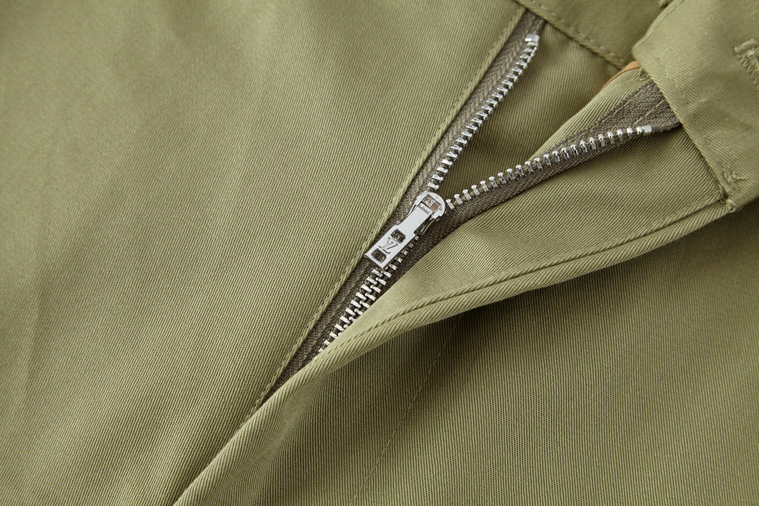 LOUIS VUITTON 路易威登 SS24 菲董联名系列纯色字母刺绣工装裤 休闲裤 长裤 卡其色 1AFJA0