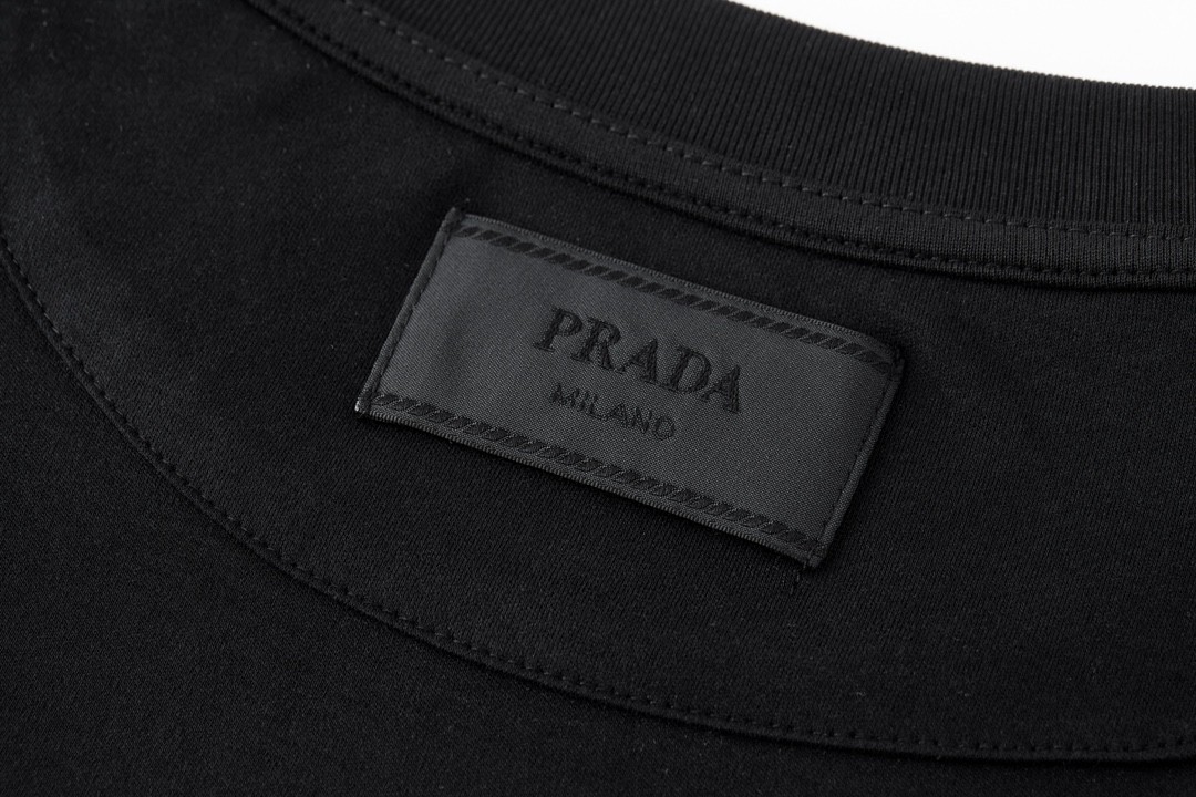 PRADA 普拉达 纯色领胸口口袋logo徽标 T恤 长袖 黑色 