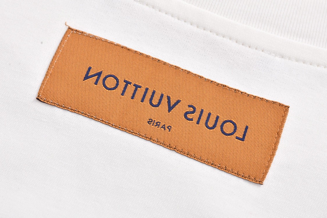 LOUIS VUITTON 路易威登 乐队海报短袖 圆领 T 恤 上衣 夏款 白色 1AATZG