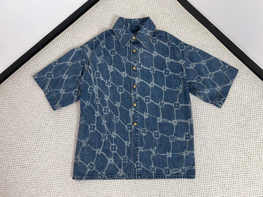 [Copy]LOUIS VUITTON 路易威登 SS24 Logo印花翻领单排扣牛仔衬衫 短袖 夏款 蓝色 1AFQZ0
