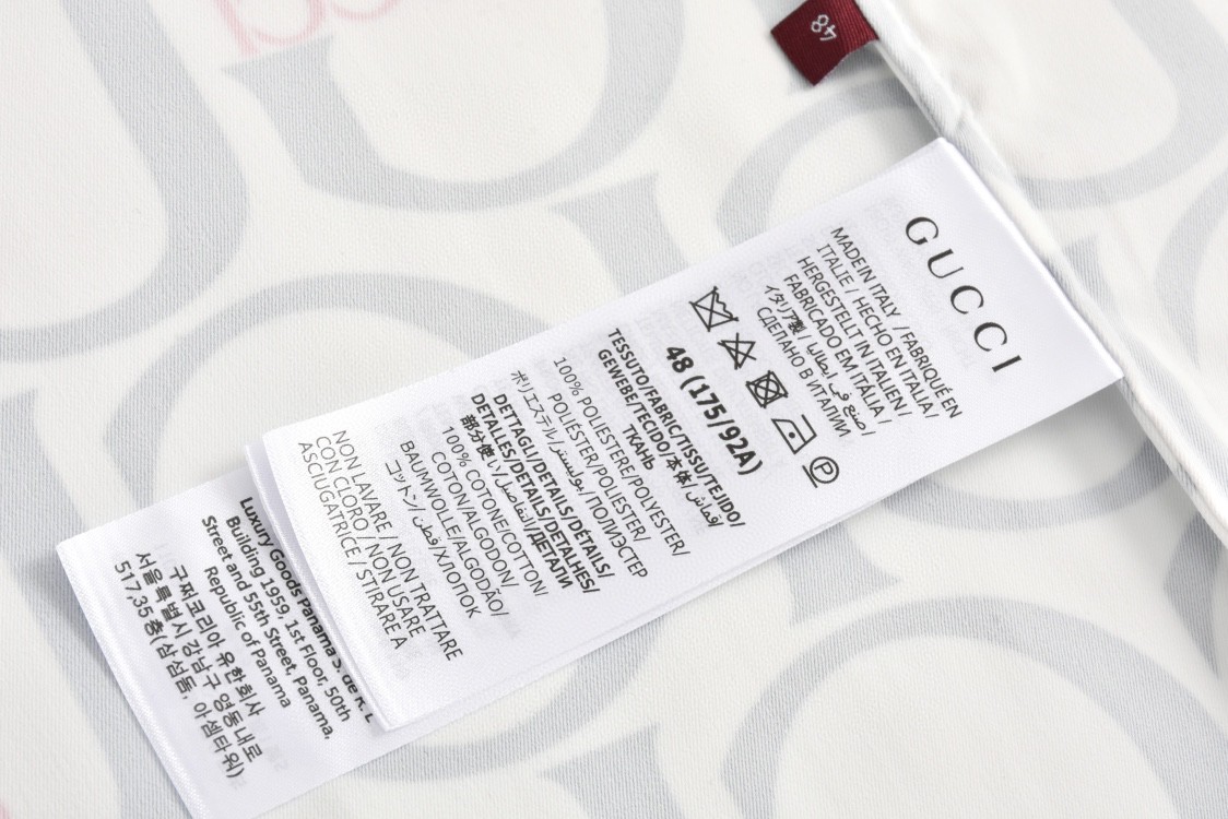 GUCCI 古驰 Maxi Print Fabric Shirt V领纽扣 Logo满印短袖 夏季 白色 790723-ZAQL4-9059