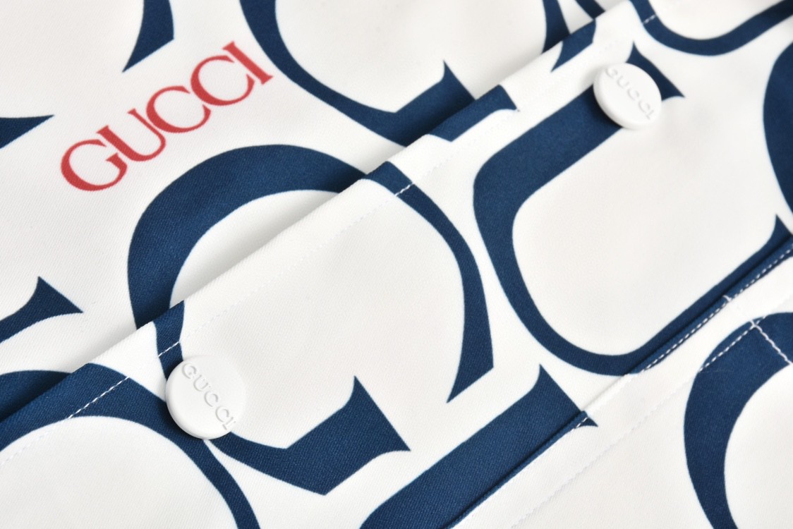 GUCCI 古驰 Maxi Print Fabric Shirt V领纽扣 Logo满印短袖 夏季 白色 790723-ZAQL4-9059