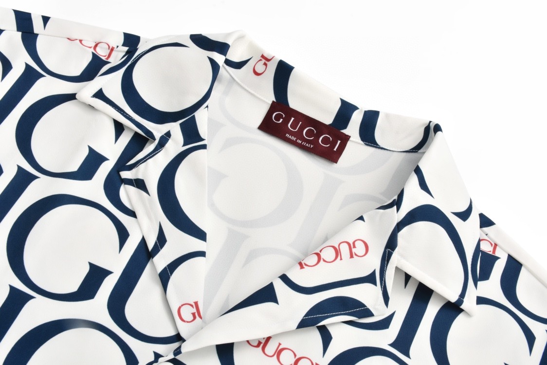 GUCCI 古驰 Maxi Print Fabric Shirt V领纽扣 Logo满印短袖 夏季 白色 790723-ZAQL4-9059