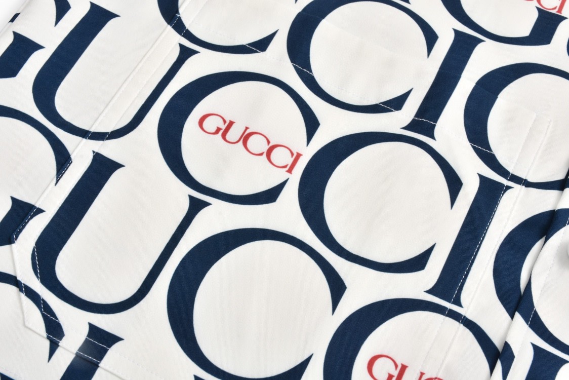 GUCCI 古驰 Maxi Print Fabric Shirt V领纽扣 Logo满印短袖 夏季 白色 790723-ZAQL4-9059