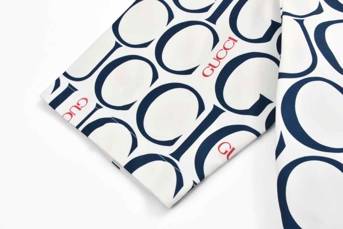 GUCCI 古驰 Maxi Print Fabric Shirt V领纽扣 Logo满印短袖 夏季 白色 790723-ZAQL4-9059