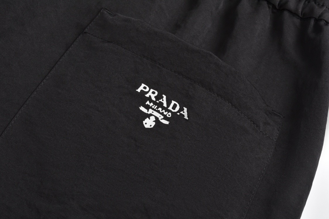 PRADA 普拉达 纯色丝质字母logo印花休闲裤 运动裤 裤子 短裤 黑色 