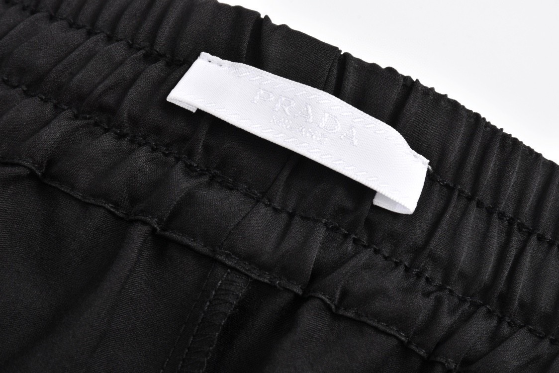 PRADA 普拉达 纯色丝质字母logo印花休闲裤 运动裤 裤子 短裤 黑色 