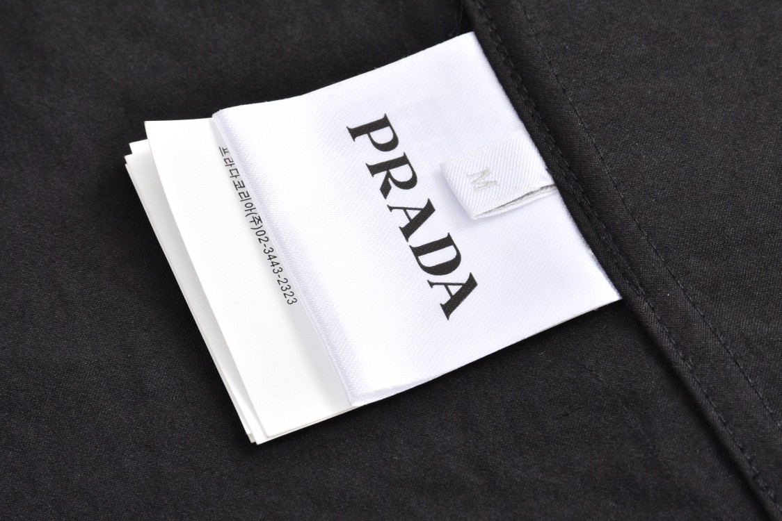 PRADA 普拉达 丝质条纹边饰字母logo印花翻领衬衫 短袖 黑色 UCS501-1QWC-F0002