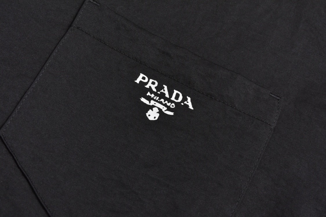 PRADA 普拉达 丝质条纹边饰字母logo印花翻领衬衫 短袖 黑色 UCS501-1QWC-F0002