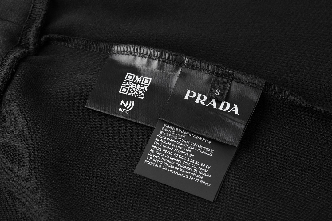PRADA 普拉达 纯色小字母连帽卫衣 长袖 黑色