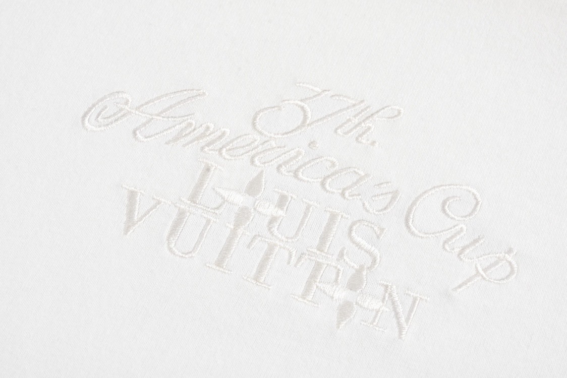 LOUIS VUITTON 路易威登 美洲杯浮雕logo字母刺绣圆领短袖 T恤 白色 1AFVUX