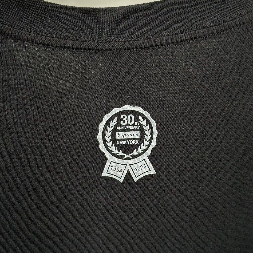 Supreme SS24 30周年纪念系列 WEEK1130TH ANNIVERSARY FIRSTTEE 图案印花短袖 T恤 黑色 白色 SUP-SS24-184