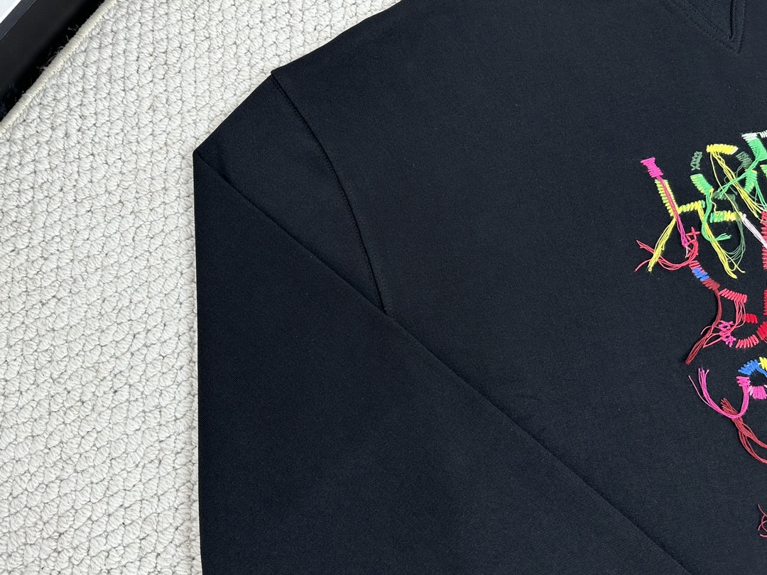 Loewe 罗意威 彩色字母Logo刺绣图案卫衣 圆领 长袖 秋冬 黑色 H526Y24X45-1489