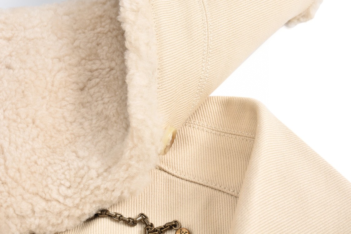 LOUIS VUITTON 路易威登 浮雕压花可拆卸毛领夹克 长袖 外套 秋冬款 米白色 1AATGZ