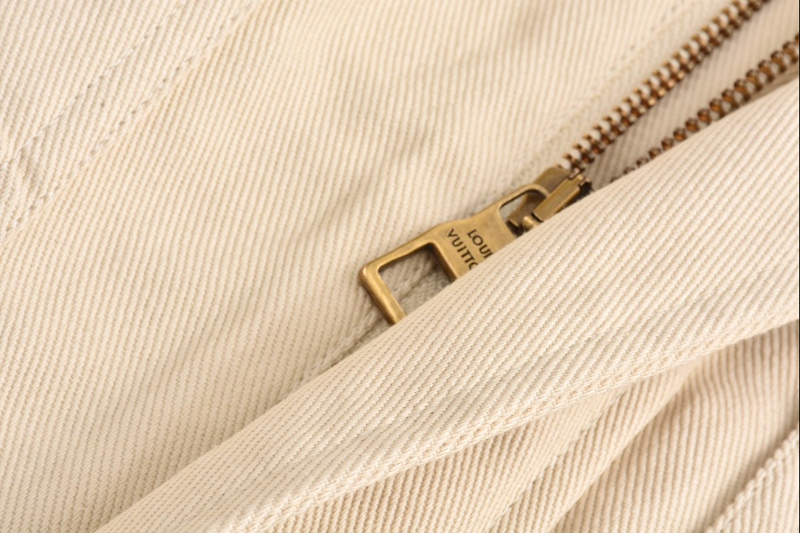 LOUIS VUITTON 路易威登 浮雕压花可拆卸毛领夹克 长袖 外套 秋冬款 米白色 1AATGZ